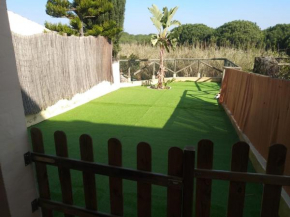Adosado con jardín en urbanización con piscina